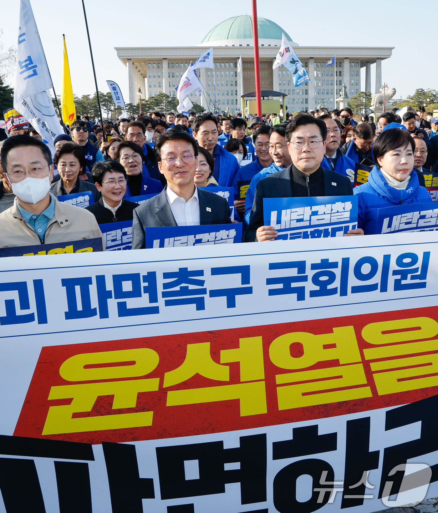 (서울=뉴스1) 안은나 기자 = 박찬대 더불어민주당 원내대표를 비롯한 의원들이 13일 오후 서울 여의도 국회에서 내란 수괴 윤석열 파면 촉구를 외치며 광화문으로 도보행진을 하고 있 …