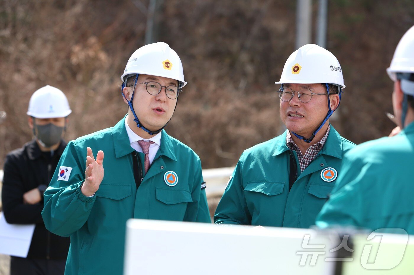 본문 이미지 - 지난 3월13일 충북도의회 건설환경소방위원회 위원들이 옛 청풍대교 교량 위를 점검하고 있다.2025.3.13./뉴스1 ⓒ News1 손도언 기자