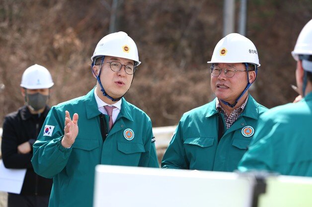 본문 이미지 - 충북도의회 건설환경소방위원회 의원들이 옛 청풍교를 점검하고 있다.2025.3.13./뉴스1 ⓒ News1 손도언 기자