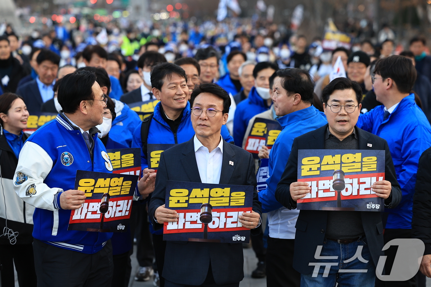 (서울=뉴스1) 박정호 기자 = 박찬대 더불어민주당 원내대표와 김민석 수석 최고위원을 비롯한 의원들이 13일 오후 서울 종로구 광화문광장에서 윤석열 대통령 파면 촉구 도보행진을 하 …
