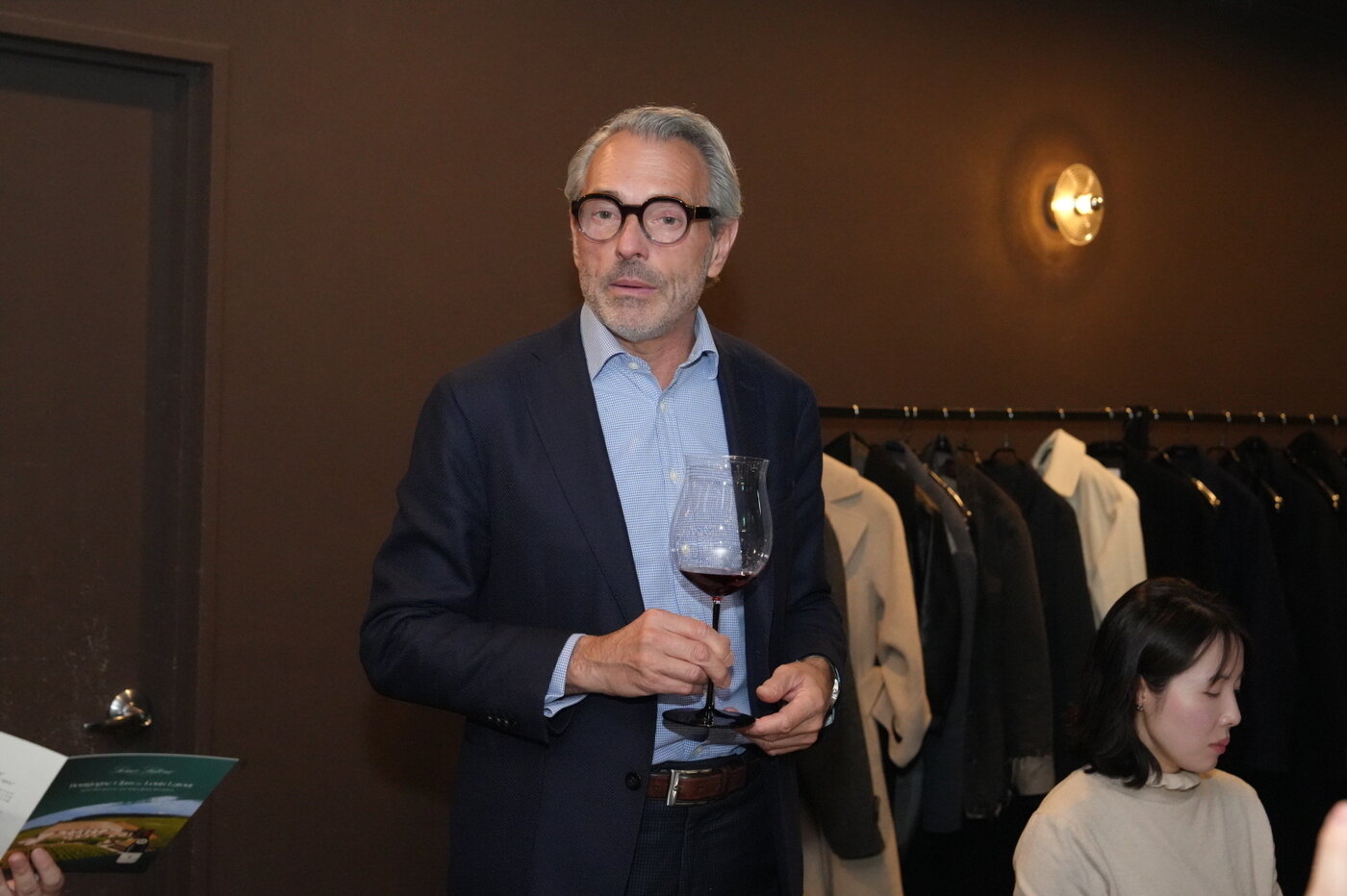 본문 이미지 -  지난 13일 서울 명동 레스토랑 모와에서 열린 시음회에서 루이라뚜르 와인을 설명하는 브루노 페팡 루이라뚜르 세일즈·마케팅 디렉터.&#40;아영FBC 제공&#41;