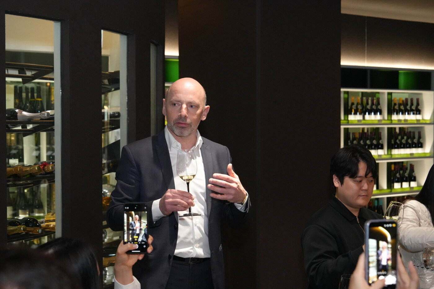 본문 이미지 - 지난 13일 서울 명동 레스토랑 모와에서 열린 시음회에서 루이라뚜르 와인을 설명하는 토마스 리니에 루이라뚜르 수출 담당 매니저.&#40;아영FBC 제공&#41;
