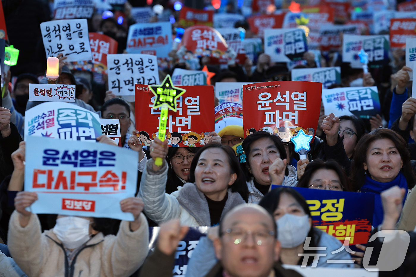 (서울=뉴스1) 박정호 기자 = 13일 서울 종로구 광화문 동십자각 앞에서 열린 야5당 공동 사전 집회에서 참가자들이 구호를 외치고 있다. 2025.3.13/뉴스1