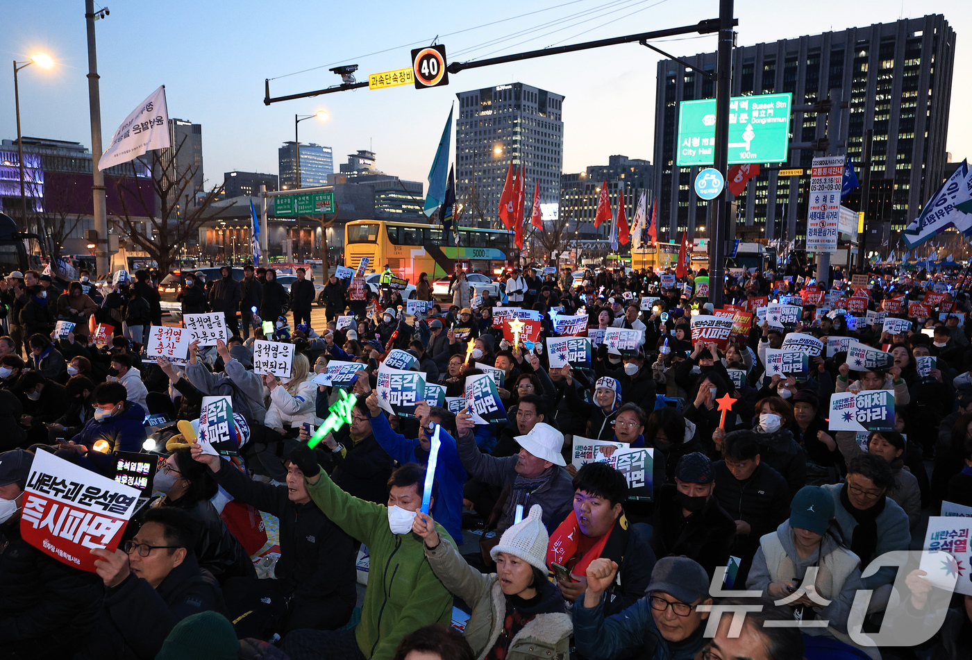 (서울=뉴스1) 박정호 기자 = 13일 서울 종로구 광화문 동십자각 앞에서 열린 야5당 공동 사전 집회에서 참가자들이 구호를 외치고 있다. 2025.3.13/뉴스1