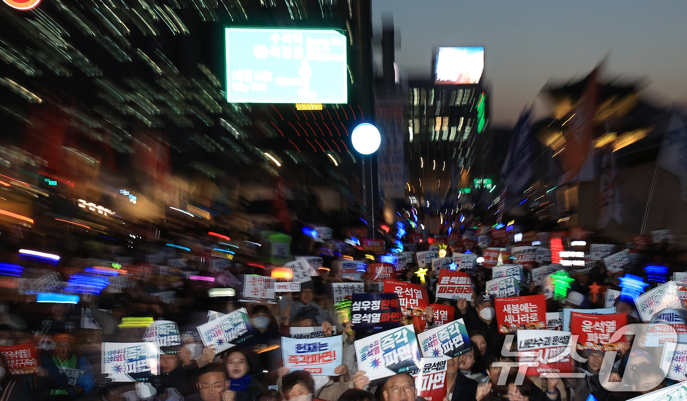 (서울=뉴스1) 박정호 기자 = 13일 서울 종로구 광화문 동십자각 앞에서 열린 야5당 공동 사전 집회에서 참가자들이 구호를 외치고 있다. 2025.3.13/뉴스1