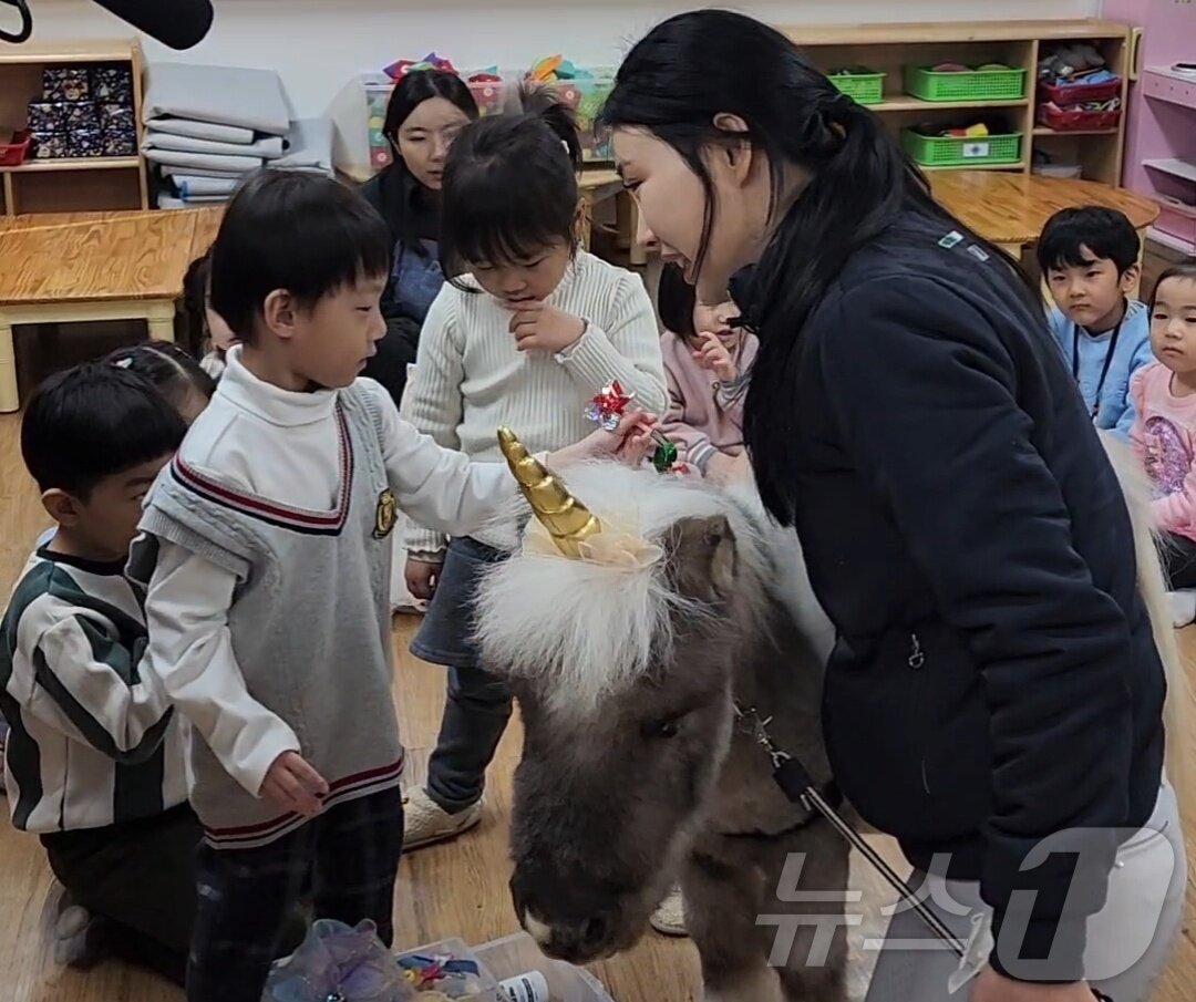 본문 이미지 - 월리와 아이들이 교감하고 있다&#40;월리테라피 제공&#41;. ⓒ 뉴스1