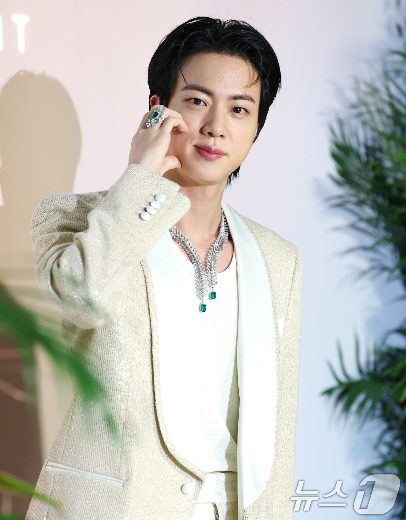 (서울=뉴스1) 권현진 기자 = 방탄소년단(BTS) 진이 13일 서울 강남구 조선팰리스호텔에서 열린 ‘2025 무슈 프레드 아이디얼 라이트 하이주얼리’ 포토콜에 참석해 포즈를 취하 …