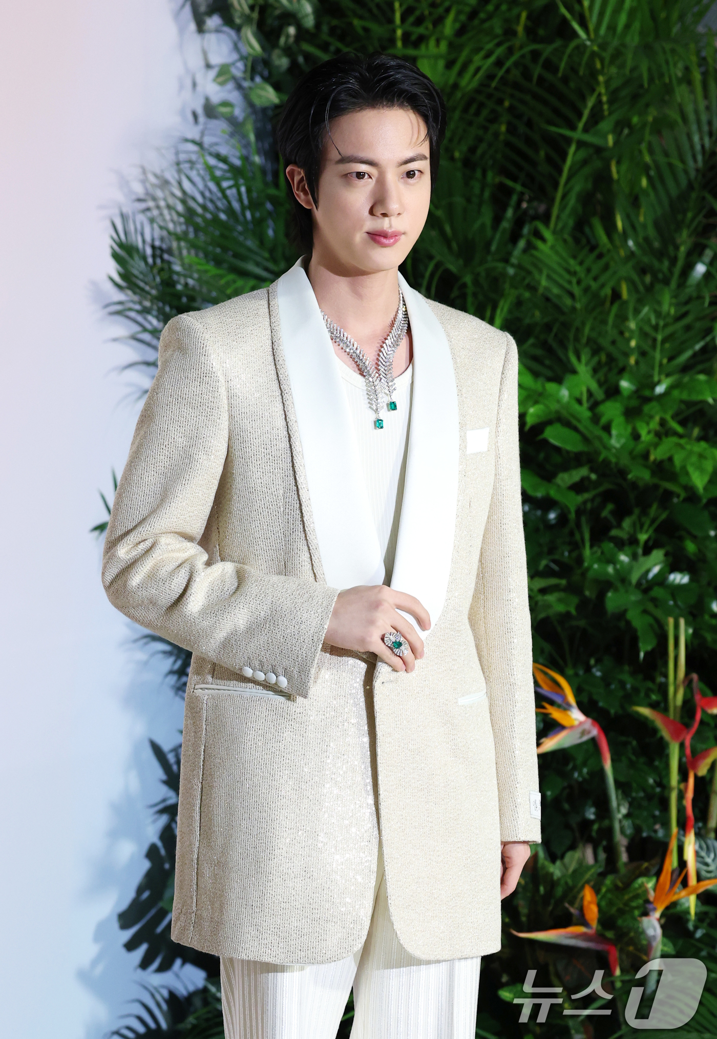 (서울=뉴스1) 권현진 기자 = 방탄소년단(BTS) 진이 13일 서울 강남구 조선팰리스호텔에서 열린 ‘2025 무슈 프레드 아이디얼 라이트 하이주얼리’ 포토콜에 참석해 포즈를 취하 …