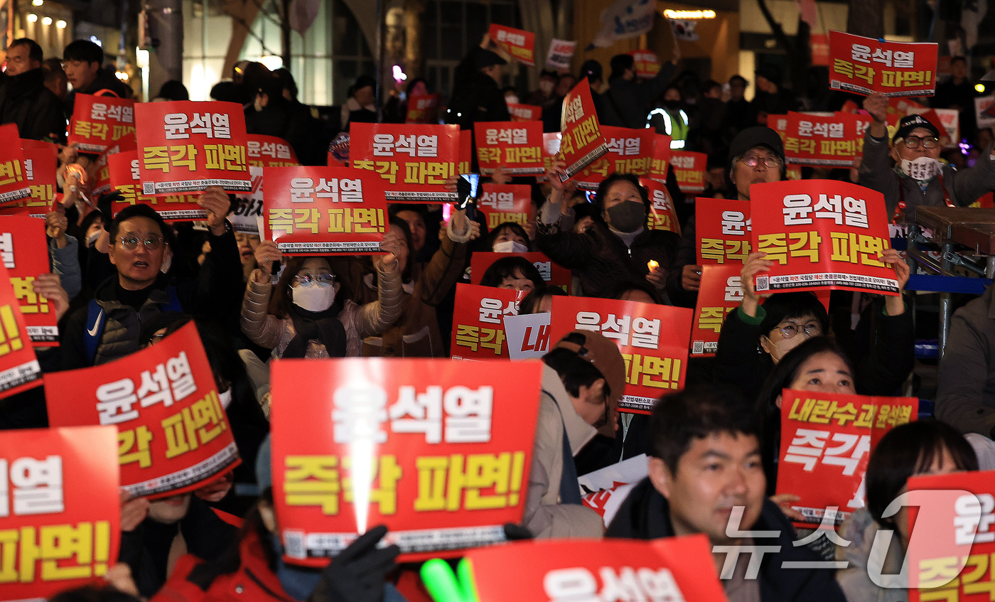 (서울=뉴스1) 박정호 기자 = 13일 서울 종로구 열린송현녹지광장 앞에서 촛불행동 주최로 열린 윤석열 대통령 즉각 파면 촉구 촛불문화제에서 참가자들이 구호를 외치고 있다.  20 …