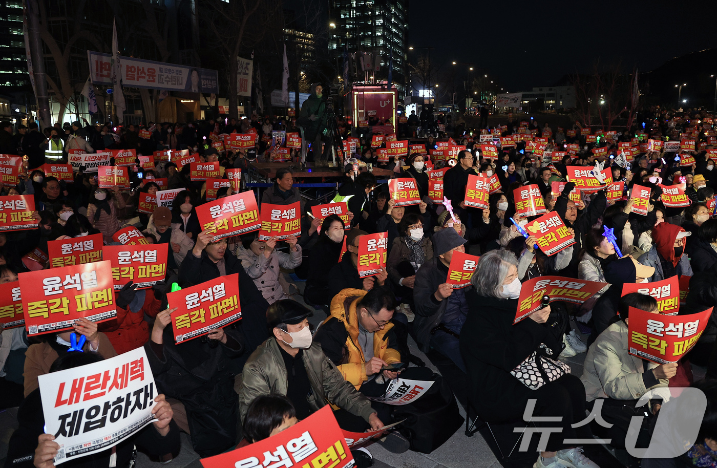 (서울=뉴스1) 박정호 기자 = 13일 서울 종로구 열린송현녹지광장 앞에서 촛불행동 주최로 열린 윤석열 대통령 즉각 파면 촉구 촛불문화제에서 참가자들이 구호를 외치고 있다.  20 …