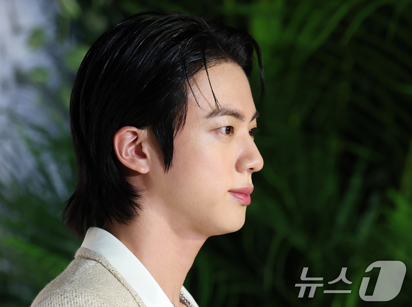 (서울=뉴스1) 권현진 기자 = 방탄소년단(BTS) 진이 13일 서울 강남구 조선팰리스호텔에서 열린 ‘2025 무슈 프레드 아이디얼 라이트 하이주얼리’ 포토콜에 참석해 포즈를 취하 …