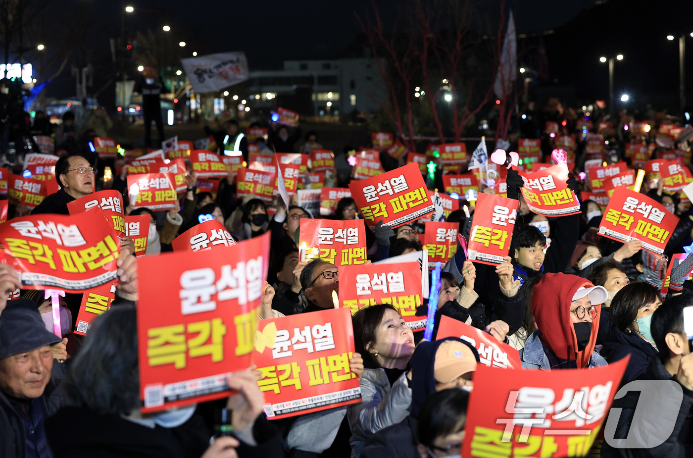 (서울=뉴스1) 박정호 기자 = 13일 서울 종로구 열린송현녹지광장 앞에서 촛불행동 주최로 열린 윤석열 대통령 즉각 파면 촉구 촛불문화제에서 참가자들이 구호를 외치고 있다.  20 …