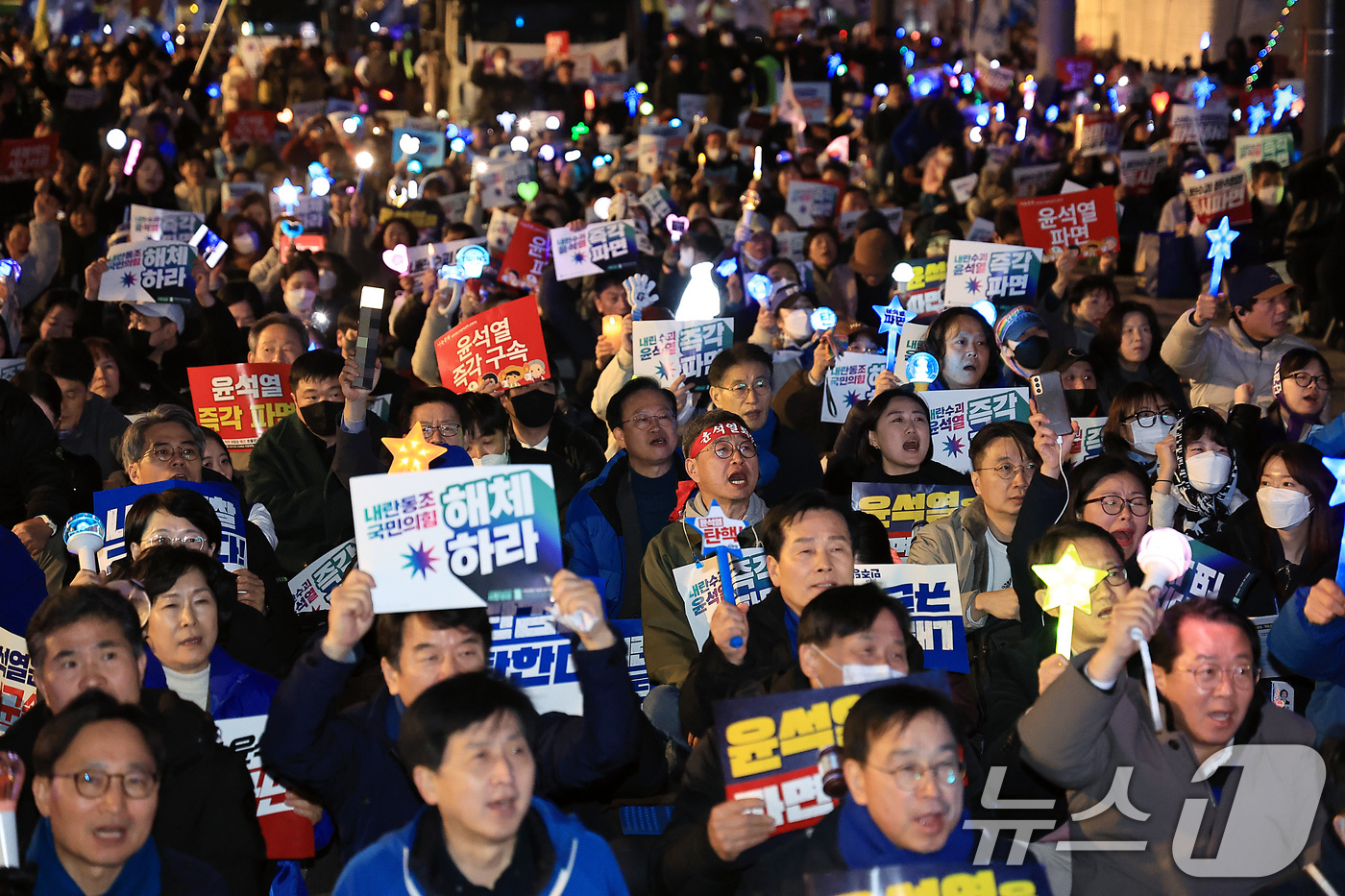 (서울=뉴스1) 박정호 기자 = 13일 서울 종로구 광화문 동십자각 앞에서 윤석열 즉각퇴진·사회대개혁 비상행동 주최로 열린 윤석열 대통령 즉각 파면 긴급행동에서 참가자들이 구호를 …