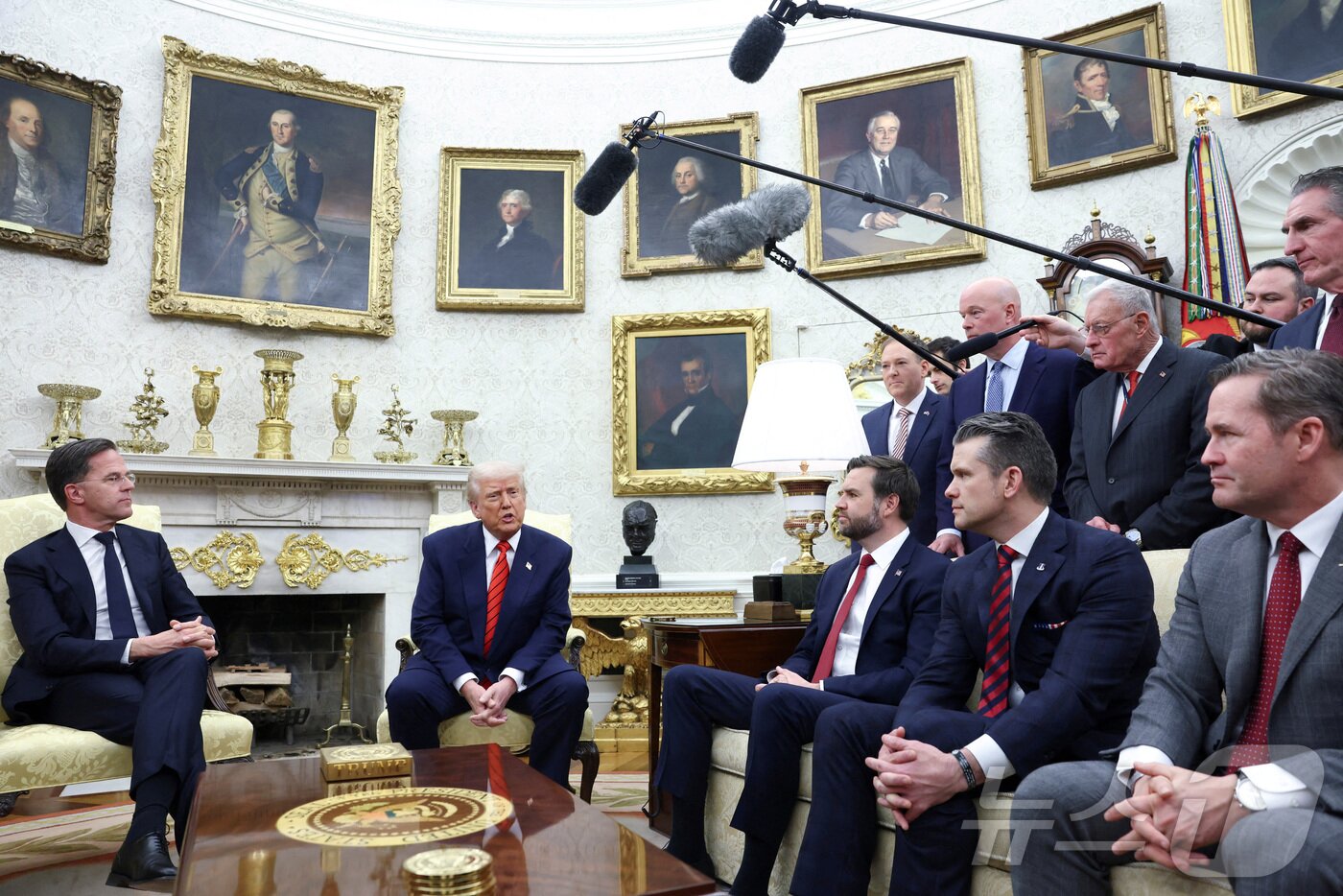 본문 이미지 - 도널드 트럼프 미국 대통령(왼쪽에서 두 번째)이 마르크 뤼터 북대서양조약기구(나토) 사무총장과 13일(현지시간) 백악관 집무실에서 회담하고 있다. 2025.3.13 ⓒ 로이터=뉴스1 ⓒ News1 강민경 기자