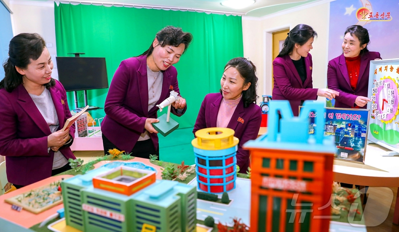 (평양 노동신문=뉴스1) = 북한 노동당 기관지 노동신문은 14일 각지에서 새 학년 준비 사업이 활발히 벌어지고 있다고 보도했다. 사진은 김형직사범대학부속 평천구역 미래소학교. [ …