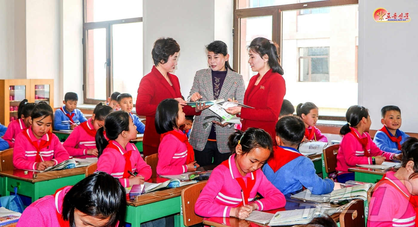(평양 노동신문=뉴스1) = 북한 노동당 기관지 노동신문은 14일 수도 평양의 교육자 수십명이 신의주시와 의주군의 섬 지역 학교, 유치원들을 찾아가 교육 수준을 높이기 위한 사업을 …