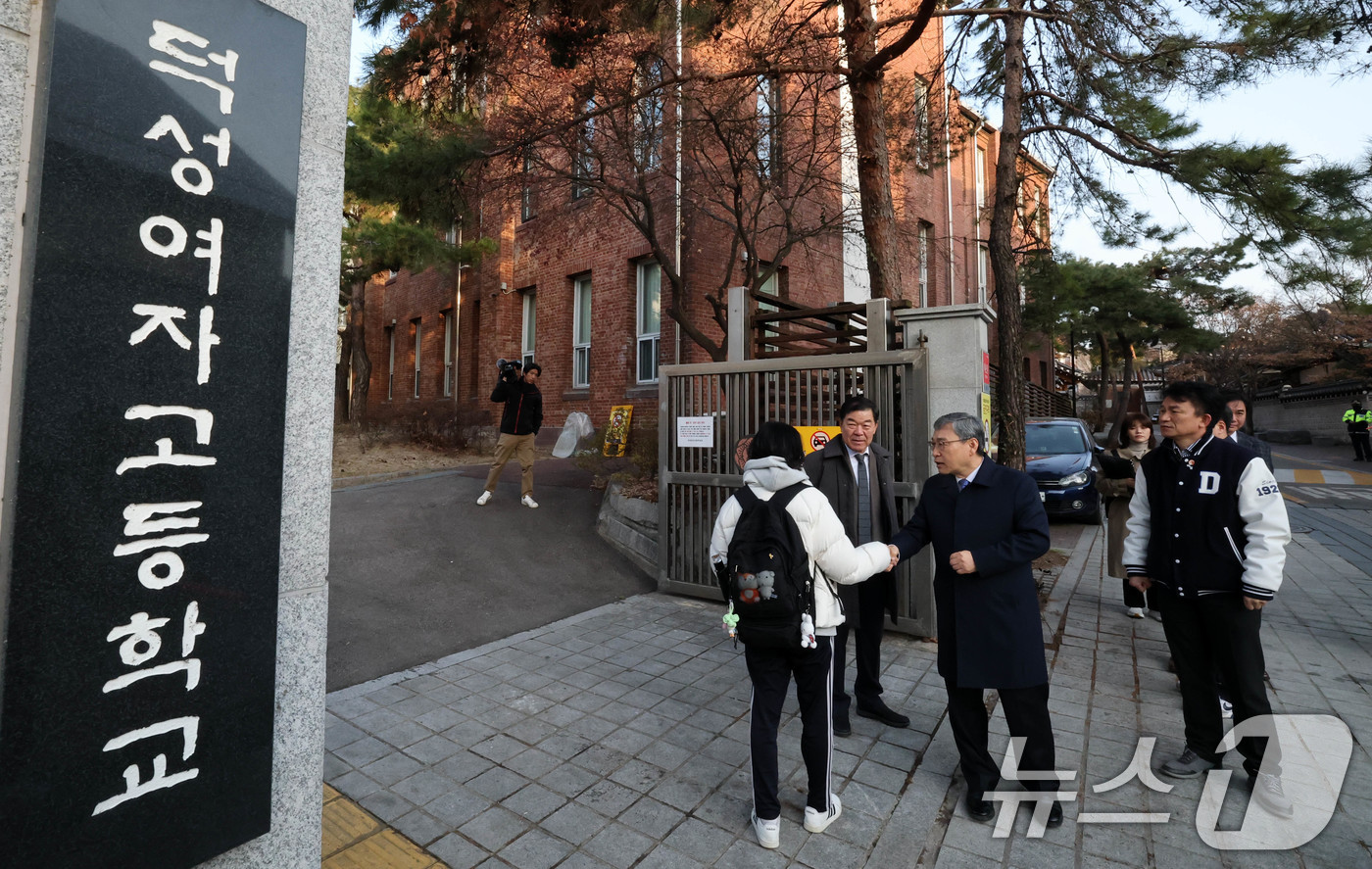 (서울=뉴스1) 박세연 기자 = 정근식 서울시교육감이 14일 헌법재판소의 윤석열 대통령 탄핵심판 선고 관련 통학로 안전점검을 위해 서울 종로구 덕성여자고등학교를 방문해 등교하는 학 …