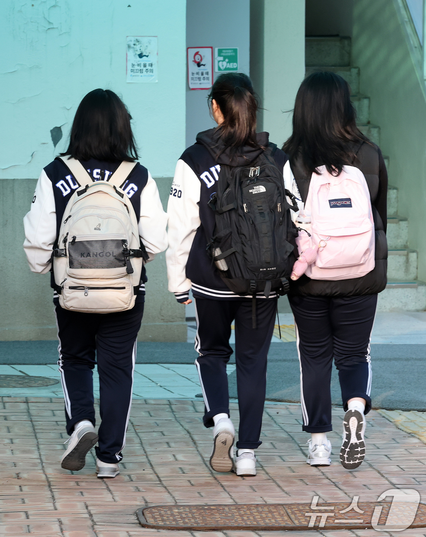 (서울=뉴스1) 박세연 기자 = 14일 서울 종로구 덕성여자고등학교에서 학생들이 등교하고 있다.서울시교육청은 헌법재판소 인근 교동초, 재동초병설유치원, 재동초, 운현유치원, 운현초 …