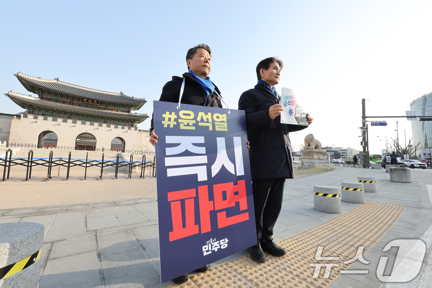 (서울=뉴스1) 신웅수 기자 = 서영석(왼쪽)·이용선 더불어민주당 의원이 14일 오전 서울 광화문광장에서 윤석열 대통령 탄핵 인용을 촉구하는 1인 시위를 하고 있다. 2025.3. …