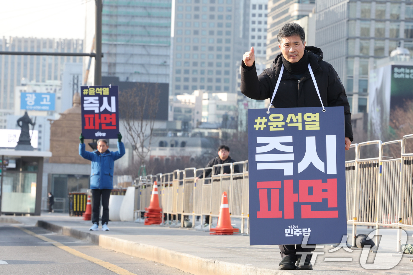 (서울=뉴스1) 신웅수 기자 = 이원택(왼쪽)·윤준병 더불어민주당 의원이 14일 오전 서울 광화문광장에서 윤석열 대통령 탄핵 인용을 촉구하는 1인 시위를 하고 있다. 2025.3. …