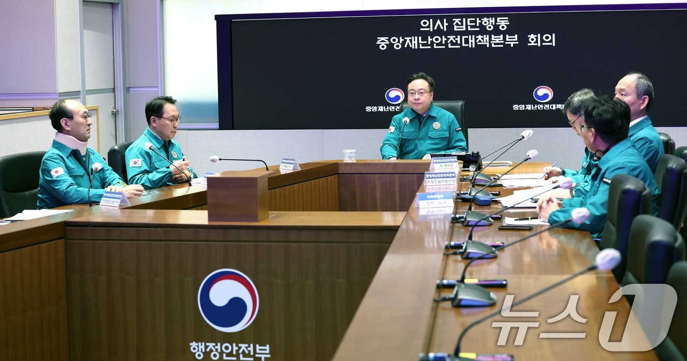 (서울=뉴스1) 임세영 기자 = 조규홍 보건복지부 장관(중앙재난안전대책본부 제1차장)이 14일 서울 종로구 정부서울청사에서 열린 의사 집단행동 중앙재난안전대책본부 회의에서 모두발언 …