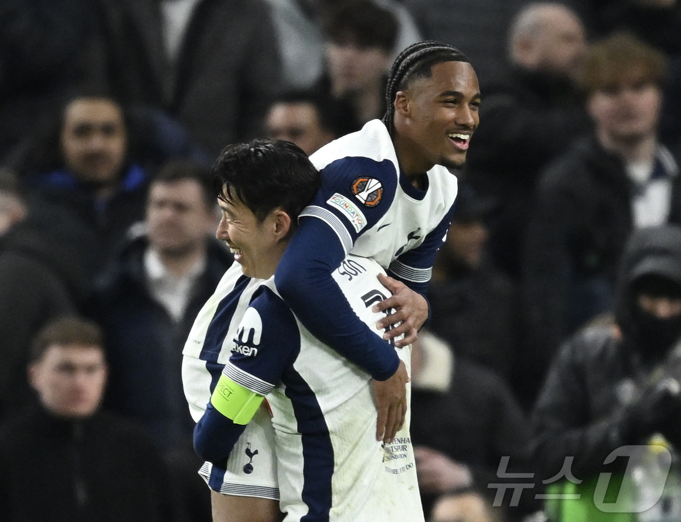 (로이터=뉴스1) = 잉글랜드 프리미어리그(EPL) 토트넘 홋스퍼의 손흥민(33)이 AZ알크마르(네덜란드)전에서 평점 9점을 챙겼다.토트넘은 14일(한국시간) 영국 런던 토트넘 홋 …