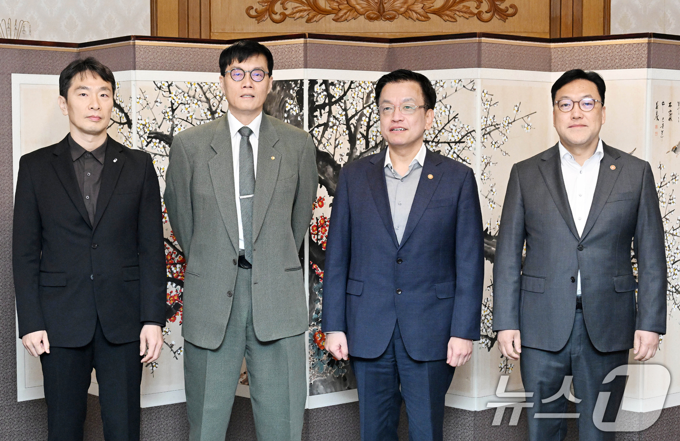 (서울=뉴스1) = 최상목 대통령 권한대행 부총리 겸 기획재정부 장관(왼쪽 세 번째)이 14일 서울 종로구 정부서울청사에서 열린 '거시경제·금융현안 간담회' 시작에 앞서 기념촬영을 …