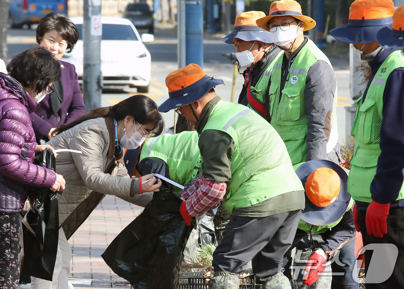 (대구=뉴스1) 공정식 기자 = 제80회 식목일을 앞두고 14일 오전 대구 동구 율하체육공원에서 '2025 내 나무 갖기 캠페인'을 위한 봄철 나무 나누어주기 행사를 찾은 주민들이 …