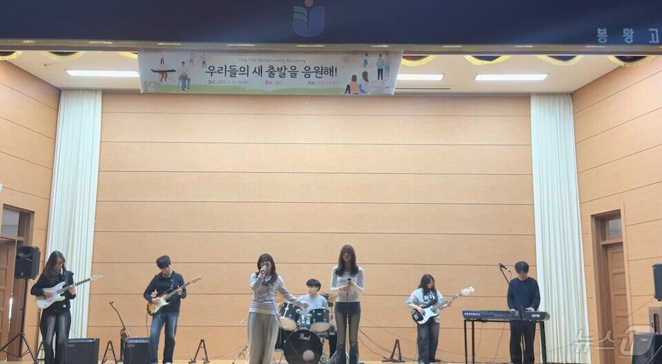 본문 이미지 - &#39;후배맞이 버스킹&#39;에서 학생드이 노래실력을 선보이고 있다. &#40;전남도교육청 제공, 재판매 및 DB 금지&#41;
