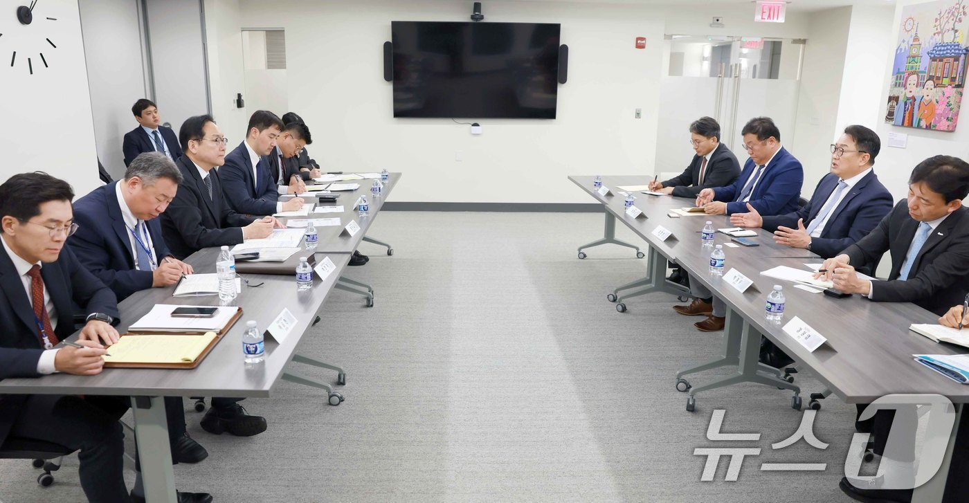 (서울=뉴스1) = 정인교 산업통상자원부 통상교섭본부장이 13일(현지시간) 미국 워싱턴 D.C. 한국무역협회 회의실에서 포스코, 현대제철, 현대자동차, KOTRA, 한국무역협회 등 …