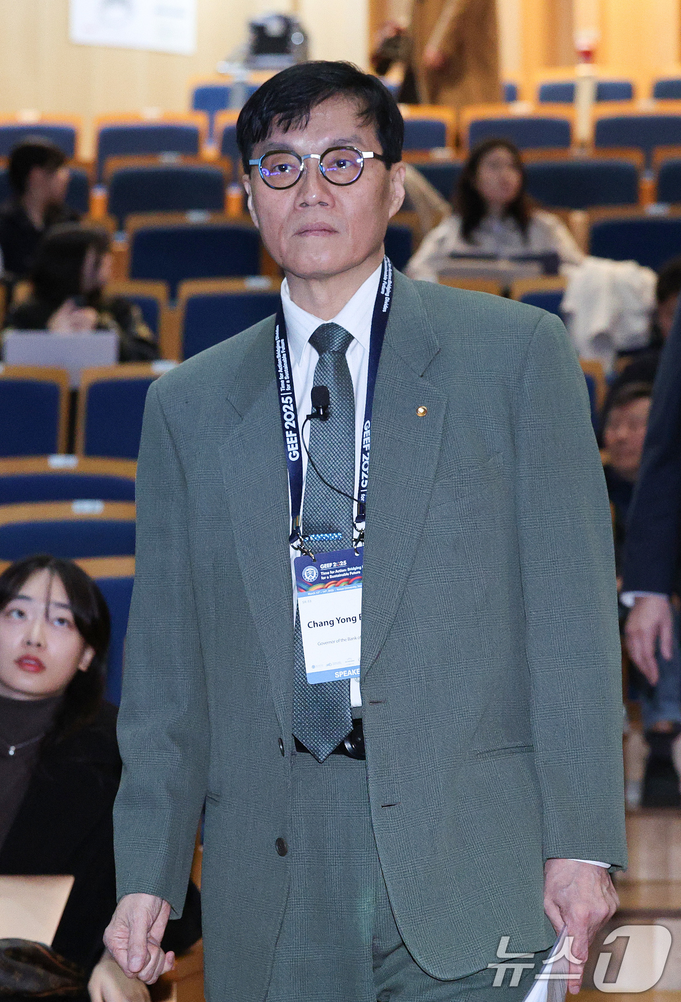 (서울=뉴스1) 신웅수 기자 = 이창용 한국은행 총재가 14일 오전 서울 서대문구 연세대학교 100주년기념관에서 열린 글로벌지속가능발전포럼(GEEF)에 참석하고 있다.이 총재는 이 …