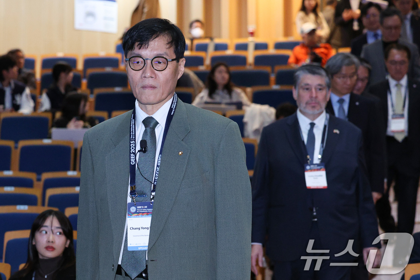 (서울=뉴스1) 신웅수 기자 = 이창용 한국은행 총재가 14일 오전 서울 서대문구 연세대학교 100주년기념관에서 열린 글로벌지속가능발전포럼(GEEF)에 참석하고 있다.이 총재는 이 …