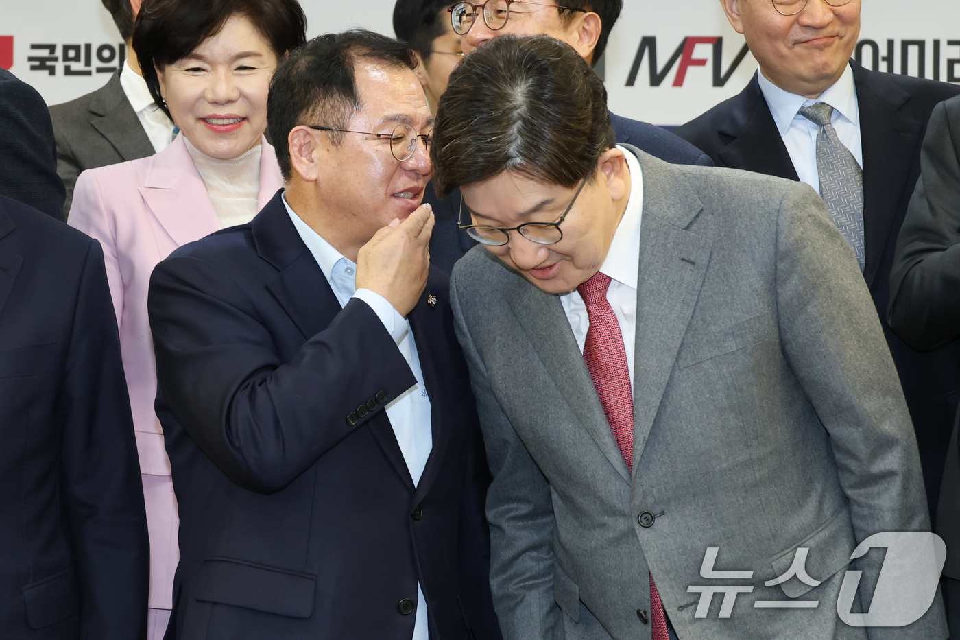 (서울=뉴스1) 이광호 기자 = 권성동 국민의힘 원내대표와 이상휘 의원이 14일 오전 서울 여의도 국회 의원회관에서 열린 AI 기반 미디어 환경 속 공정성 및 신뢰성 제고 방안 토 …