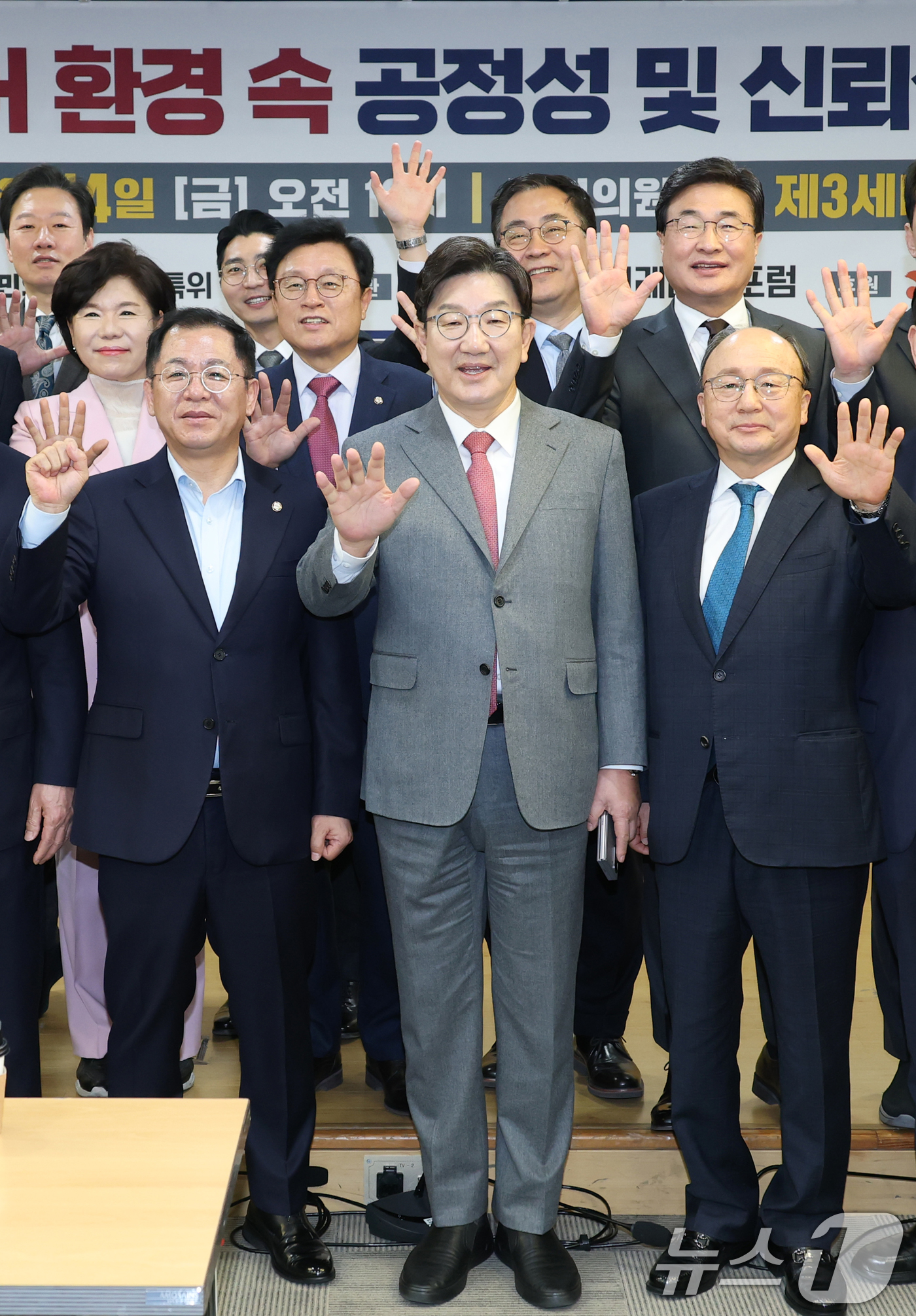(서울=뉴스1) 이광호 기자 = 권성동 국민의힘 원내대표가 14일 오전 서울 여의도 국회 의원회관에서 열린 AI 기반 미디어 환경 속 공정성 및 신뢰성 제고 방안 토론회에서 참석자 …