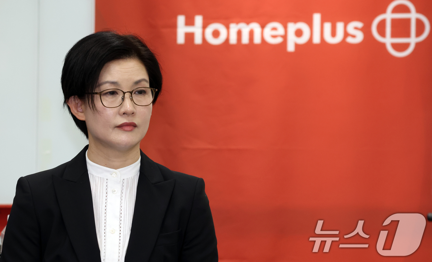 (서울=뉴스1) 김명섭 기자 = 조주연 홈플러스 사장이 14일 서울 강서구 홈플러스 본사에서 열린 기자간담회에서 취재진의 질문을 듣고 있다.  2025.3.14/뉴스1