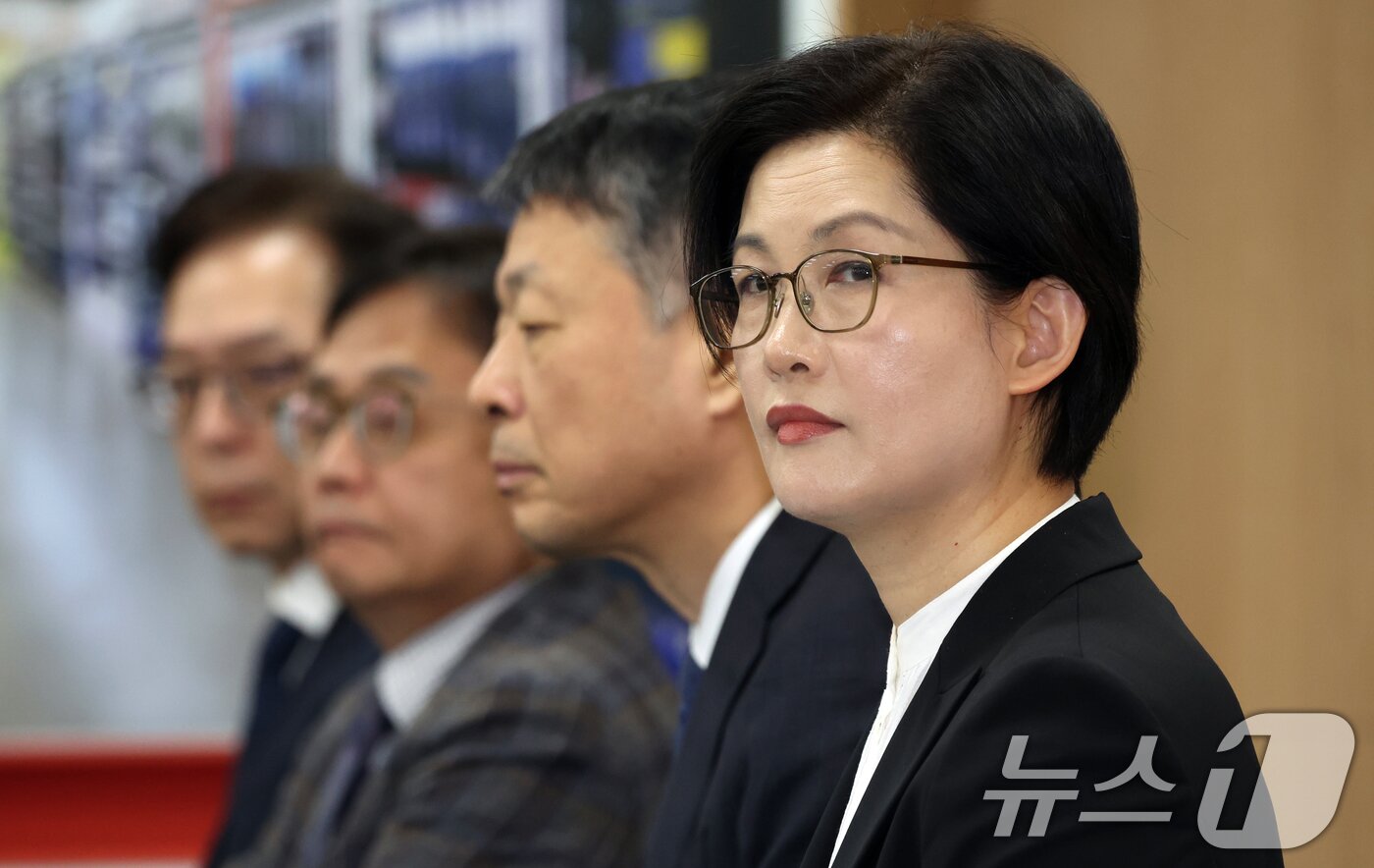 본문 이미지 - 조주연 홈플러스 사장이 14일 서울 강서구 홈플러스 본사에서 열린 기자간담회에서 임원의 회생절차에 대한 설명을 듣고 있다. 2025.3.14/뉴스1 ⓒ News1 김명섭 기자