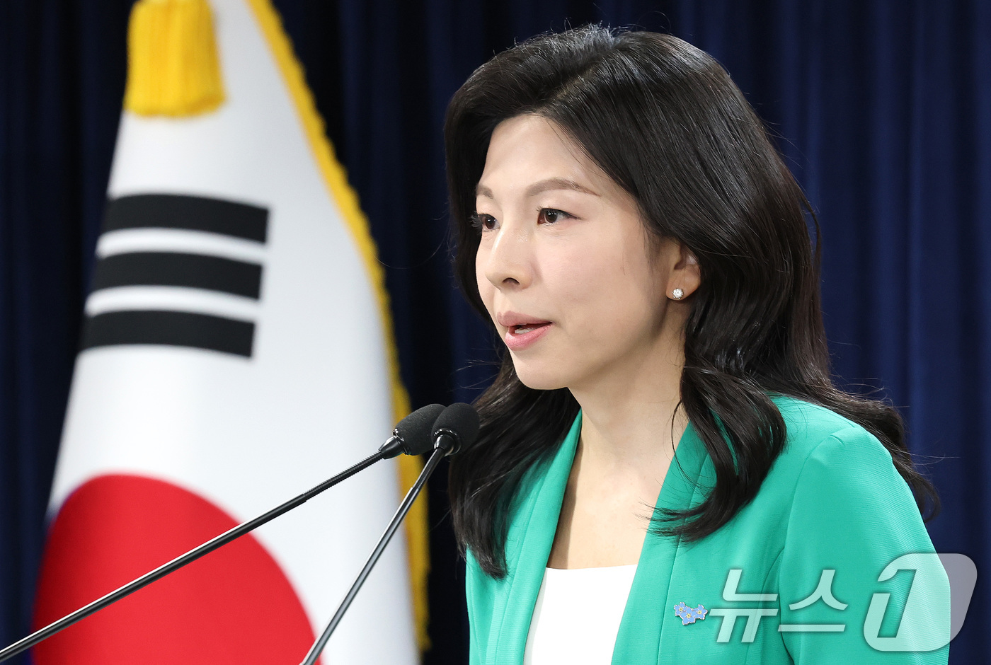 (서울=뉴스1) 임세영 기자 = 김인애 통일부 부대변인이 14일 오전 서울 종로구 정부서울청사에서 열린 정례브리핑에서 북한에 의한 김정욱, 김국기, 최춘길 선교사 구금에 대해 즉각 …