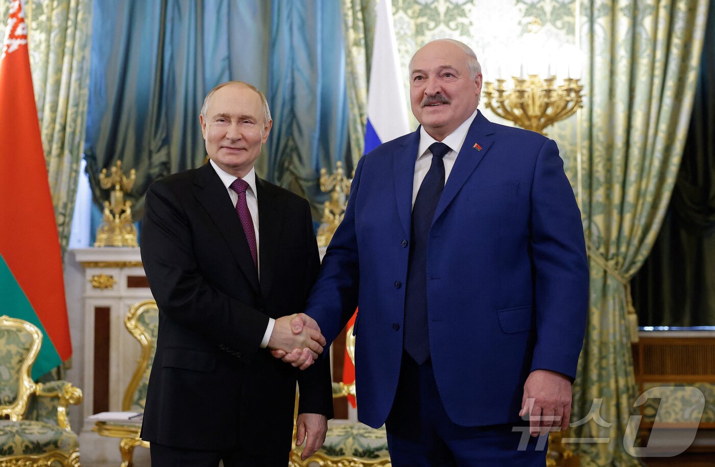 본문 이미지 - 블라디미르 푸틴 러시아 대통령이 3월 13일(현지시간) 모스크바 크렘린 궁에서 알렉산드르 루카셴코 벨라루스 대통령과 만나 악수를 하고 있다. 2025.03.14 ⓒ 로이터=뉴스1 ⓒ News1 우동명 기자