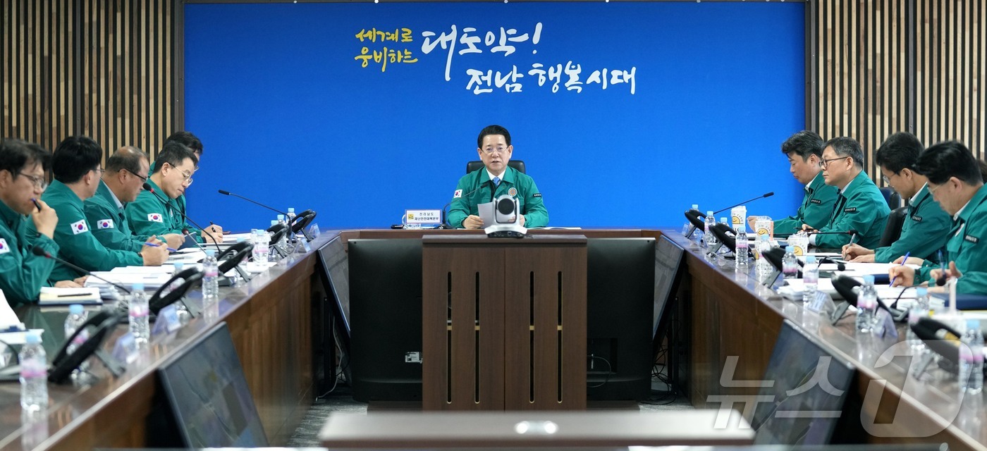 (무안=뉴스1) 전원 기자 = 김영록 전라남도지사가 14일 오전 도청 재난상황실에서 영암군 한우농장 구제역 발생에 따른 긴급 방역대책 점검 회의를 주재하고 있다.(전남도 제공. 재 …
