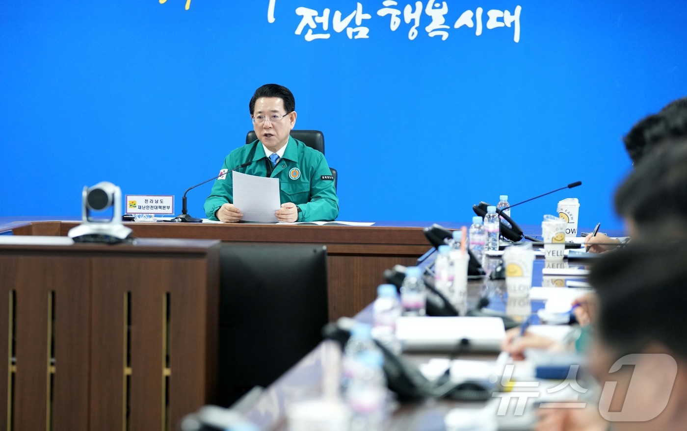 (무안=뉴스1) 전원 기자 = 김영록 전라남도지사가 14일 오전 도청 재난상황실에서 영암군 한우농장 구제역 발생에 따른 긴급 방역대책 점검 회의를 주재하고 있다.(전남도 제공. 재 …