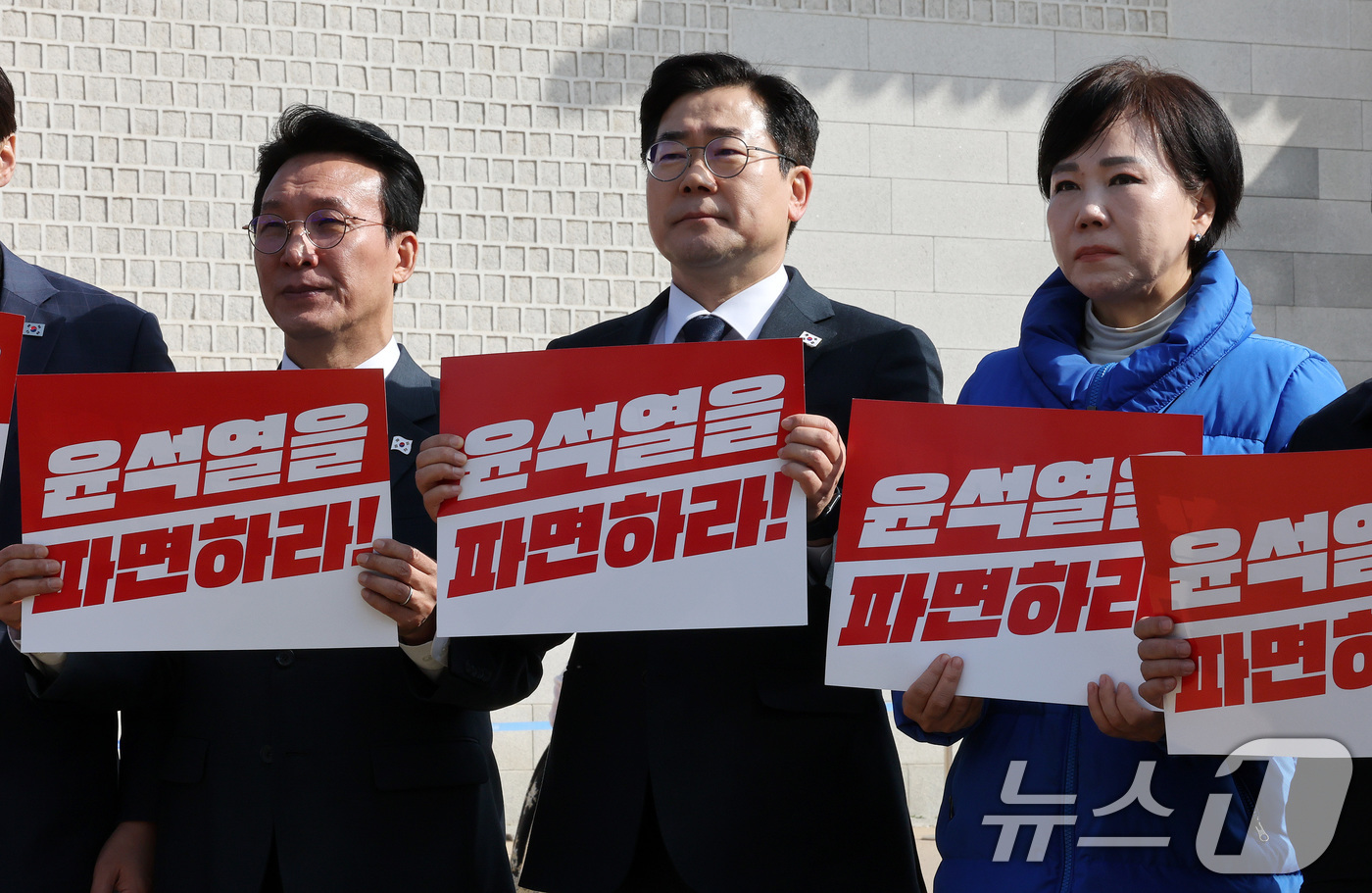 (서울=뉴스1) 박세연 기자 = 박찬대 더불어민주당 원내대표(가운데)와 김민석(왼쪽), 전현희 최고위원이 14일 서울 광화문 앞에서 열린 현장 최고위원회의에서 피켓을 들고 윤석열 …