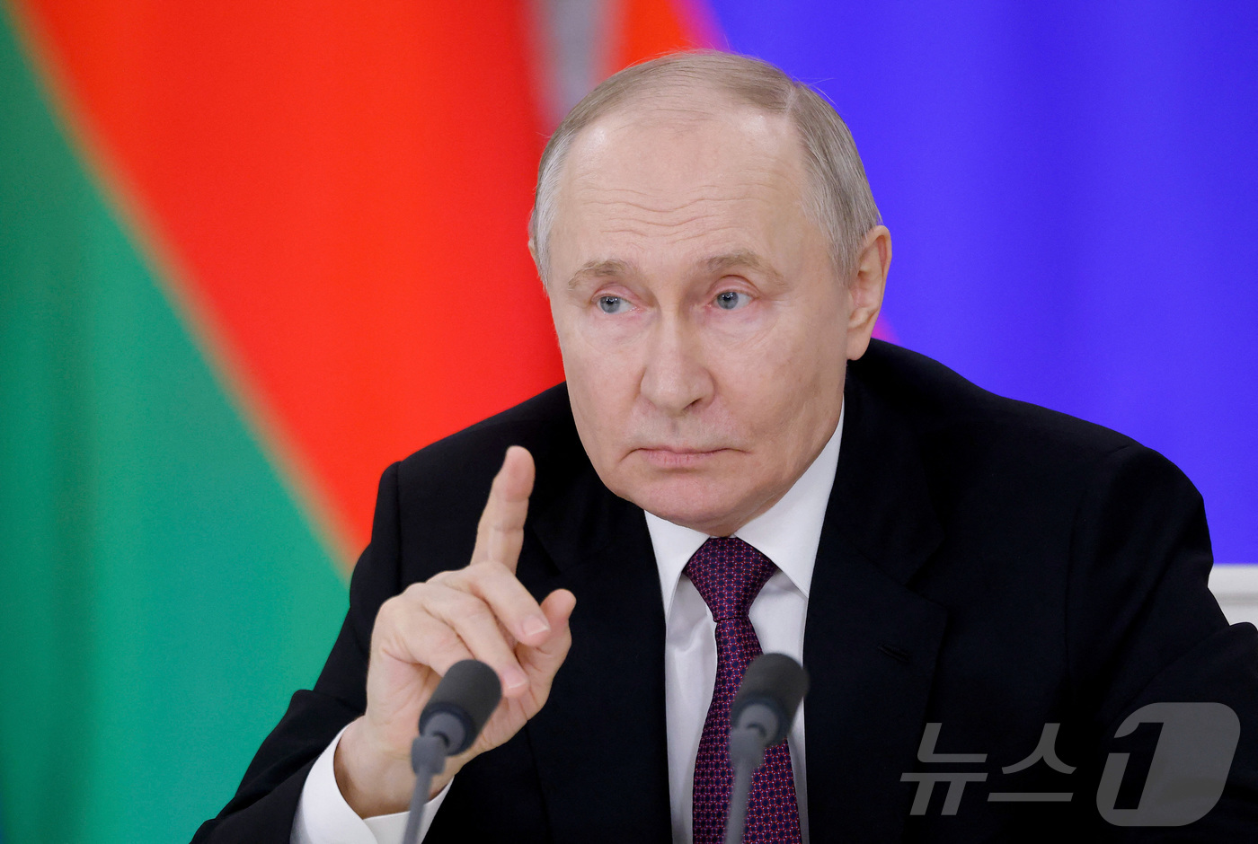 (모스크바 로이터=뉴스1) 우동명 기자 = 블라디미르 푸틴 러시아 대통령이 13일(현지시간) 모스크바 크렘린 궁에서 알렉산드르 루카셴코 벨라루스 대통령과 회담을 마친 뒤 기자회견서 …