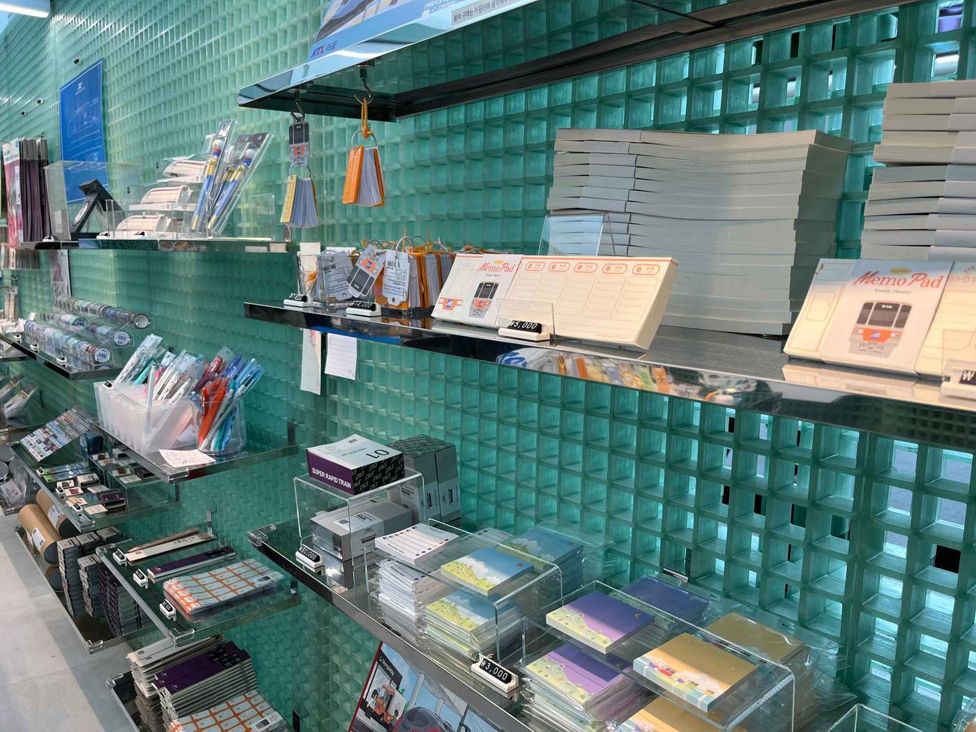 본문 이미지 - 코레일유통‘코리아 트레인 메이츠&#40;KOREA TRAIN MATES&#41;&#39; 서울역&#40;지난 7일 오픈&#41; 매장에 철도 굿즈들이 전시되어 있다.&#40;코레일유통 제공&#41;