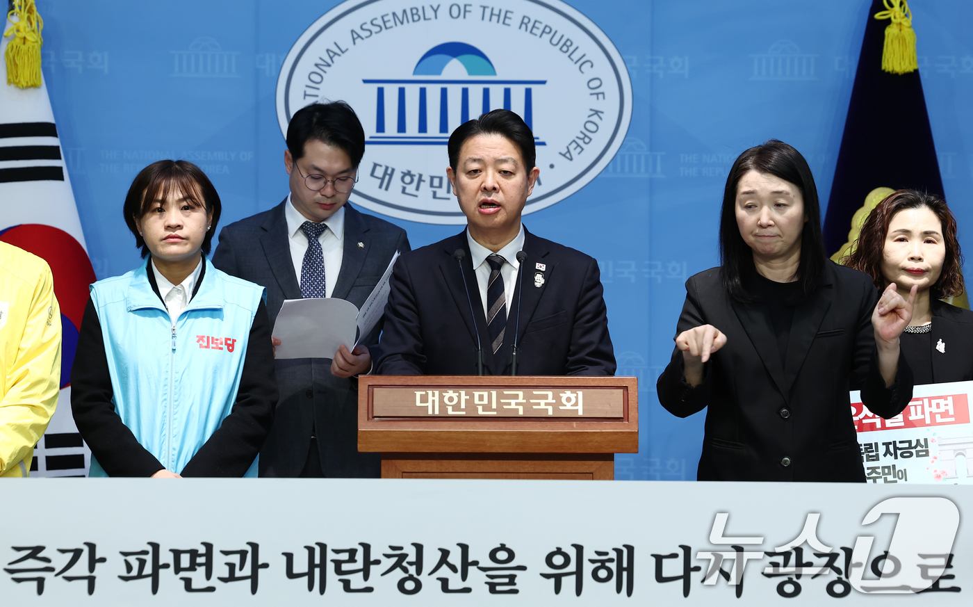 (서울=뉴스1) 김민지 기자 = 김영호 더불어민주당 의원을 비롯한 노동시민사회 관계자들이 14일 오전 서울 여의도 국회 소통관에서 대통령 파면을 촉구하는 서대문지역 야4당 및 노동 …