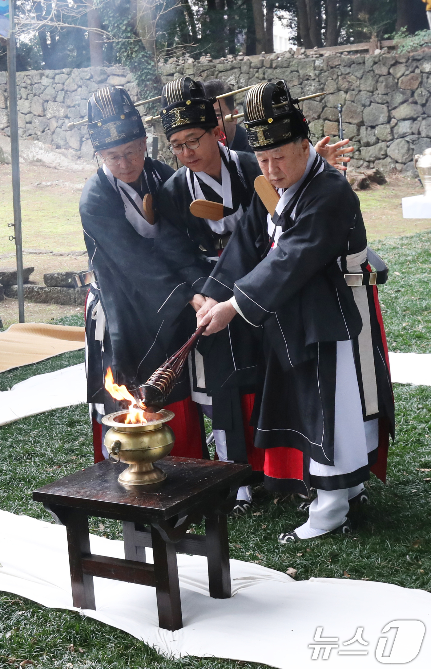 (제주=뉴스1) 오현지 기자 = '2025 제주들불축제' 첫날인 14일 오전 탐라국 개국신화가 깃든 제주시 이도1동 삼성혈에서 들불 불씨 채화제례가 열리고 있다.2년 만에 다시 열 …