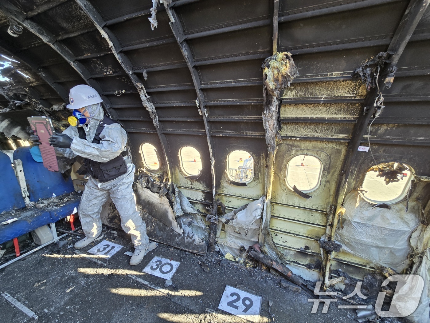 (서울=뉴스1) = 항공·철도사고조사위원회가 지난 1월 28일 김해공항에서 발생한 에어부산 여객기 화재 사고조사 진행현황을 14일 발표했다.사진은 화재 발생 기내 선반 위치. (국 …