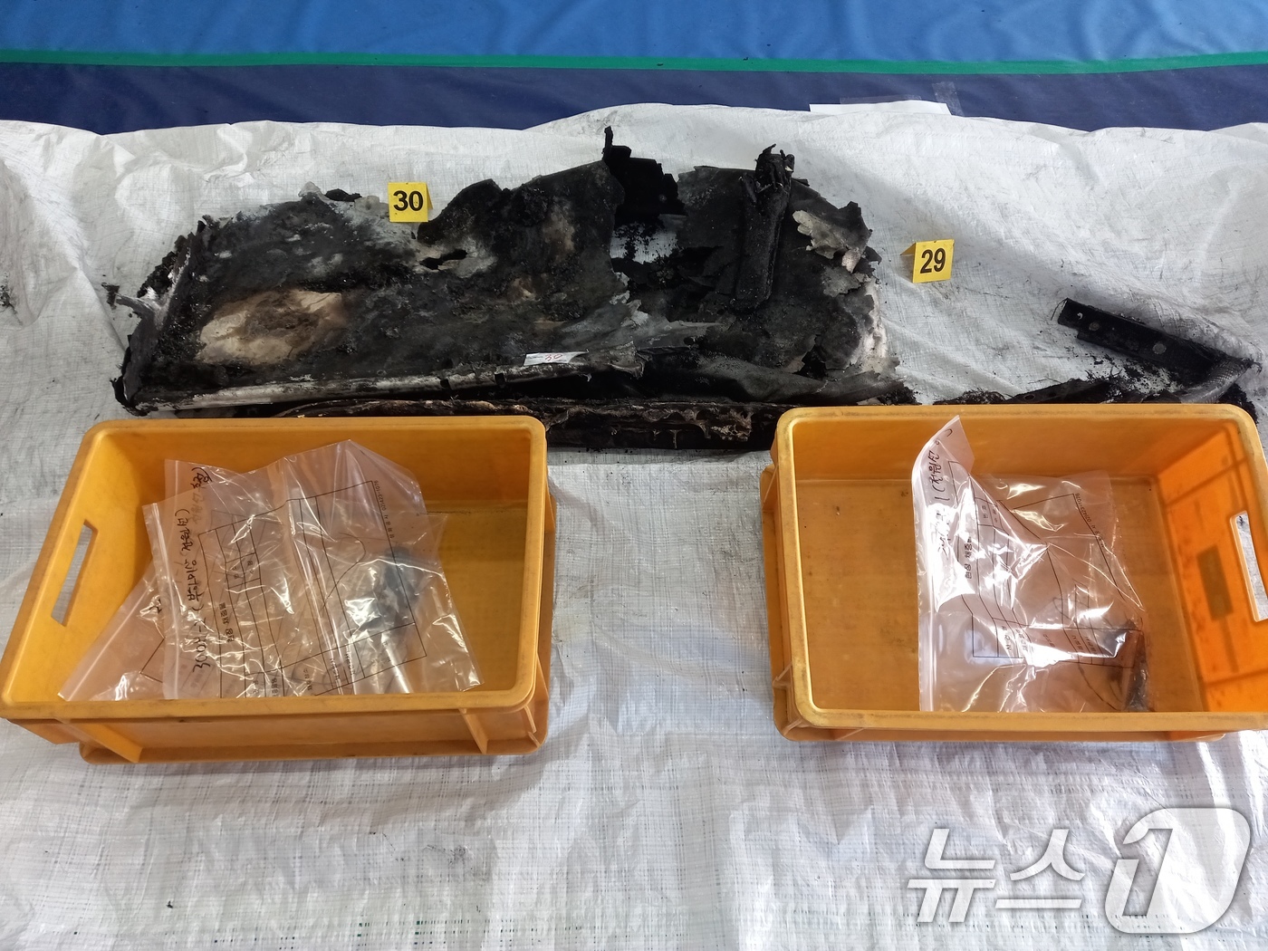 (서울=뉴스1) = 항공·철도사고조사위원회가 지난 1월 28일 김해공항에서 발생한 에어부산 여객기 화재 사고조사 진행현황을 14일 발표했다.사진은 지난 2월 3일 수행한 합동 화재 …