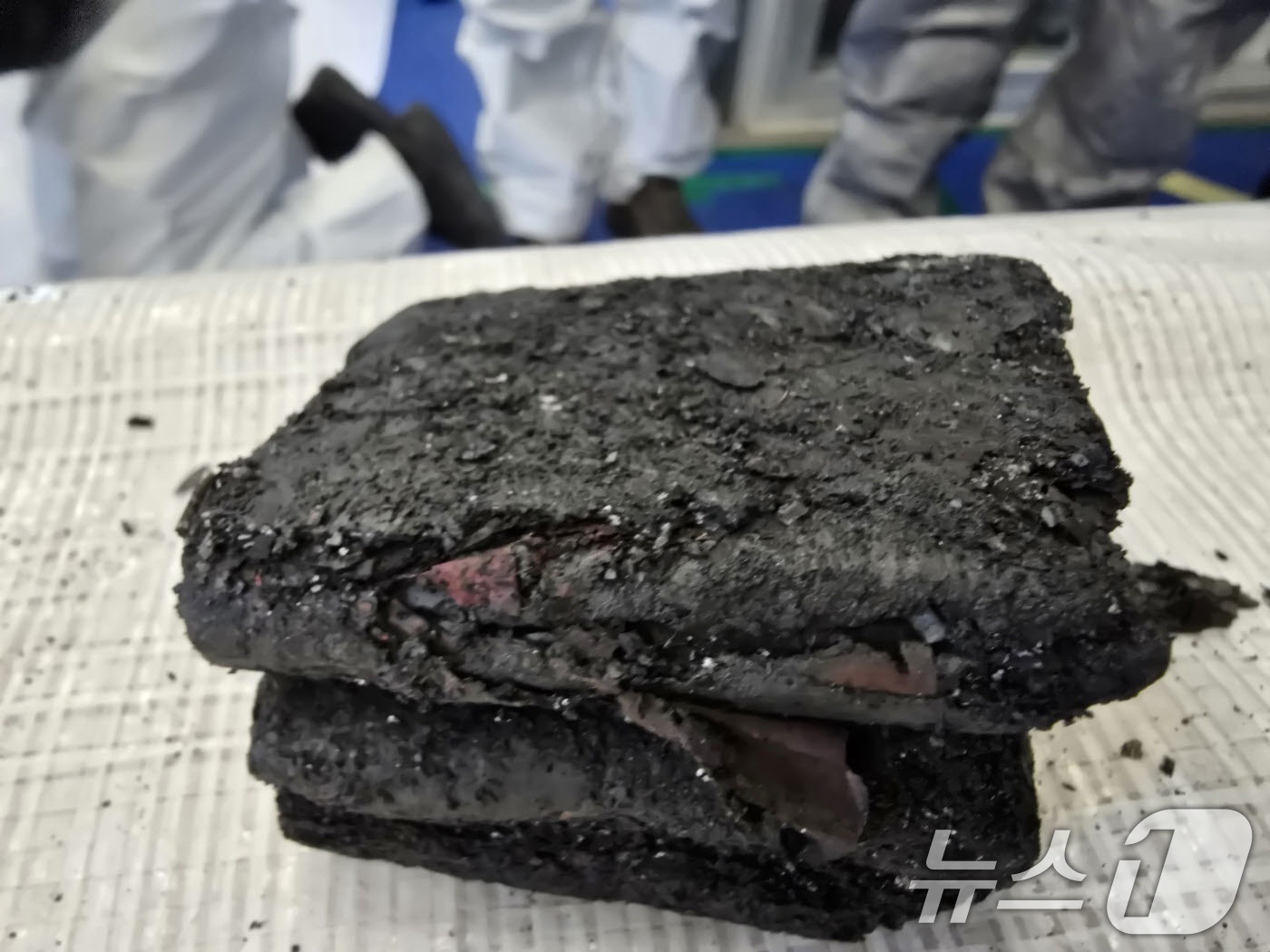 (서울=뉴스1) = 항공·철도사고조사위원회가 지난 1월 28일 김해공항에서 발생한 에어부산 여객기 화재 사고조사 진행현황을 14일 발표했다.사진은 31번 좌석 바닥에서 발견된 보조 …