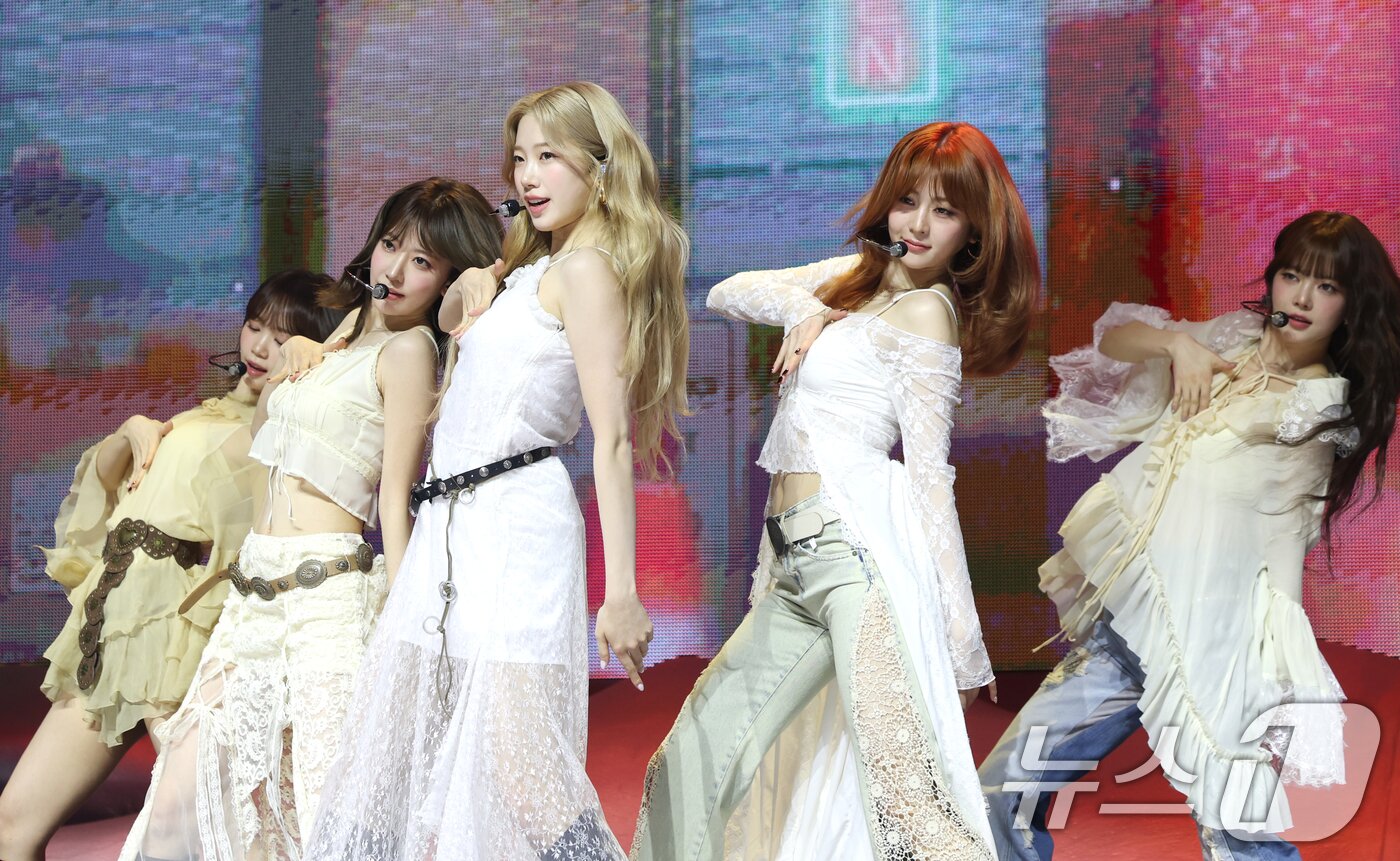 본문 이미지 - 그룹 르세라핌 김채원&#40;왼쪽부터&#41;과 사쿠라, 카즈하, 허윤진, 홍은채 ⓒ News1 권현진 기자