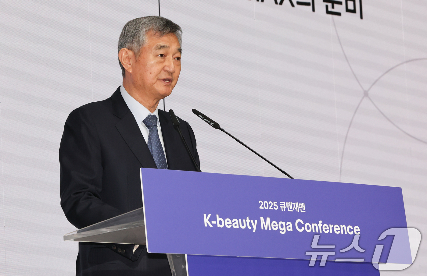 (서울=뉴스1) 허경 기자 = 이경수 코스맥스그룹 회장이 14일 서울 강남구 그랜드 인터컨티넨탈 서울 파르나스 호텔에서 열린 2025 큐텐재팬 'K뷰티 메가 컨퍼런스’에서 COSM …